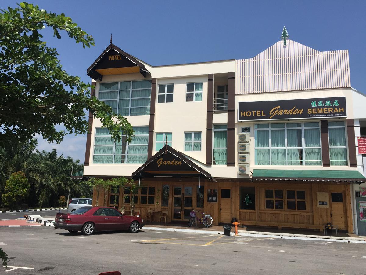 Semerah Garden Hotel Pontian Kecil Extérieur photo