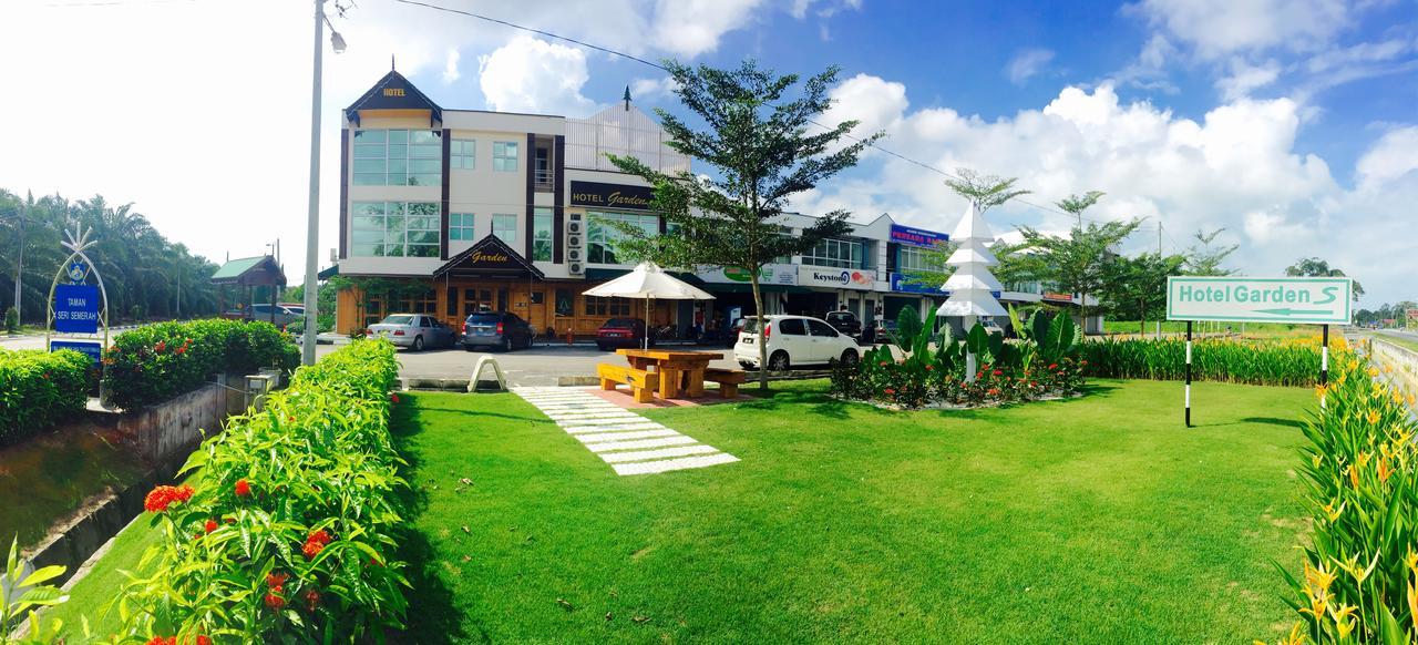 Semerah Garden Hotel Pontian Kecil Extérieur photo